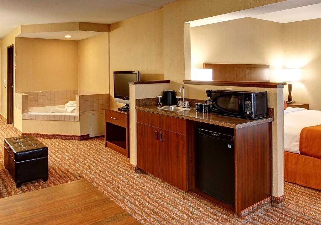 Phoenix Inn Suites Олбани Экстерьер фото
